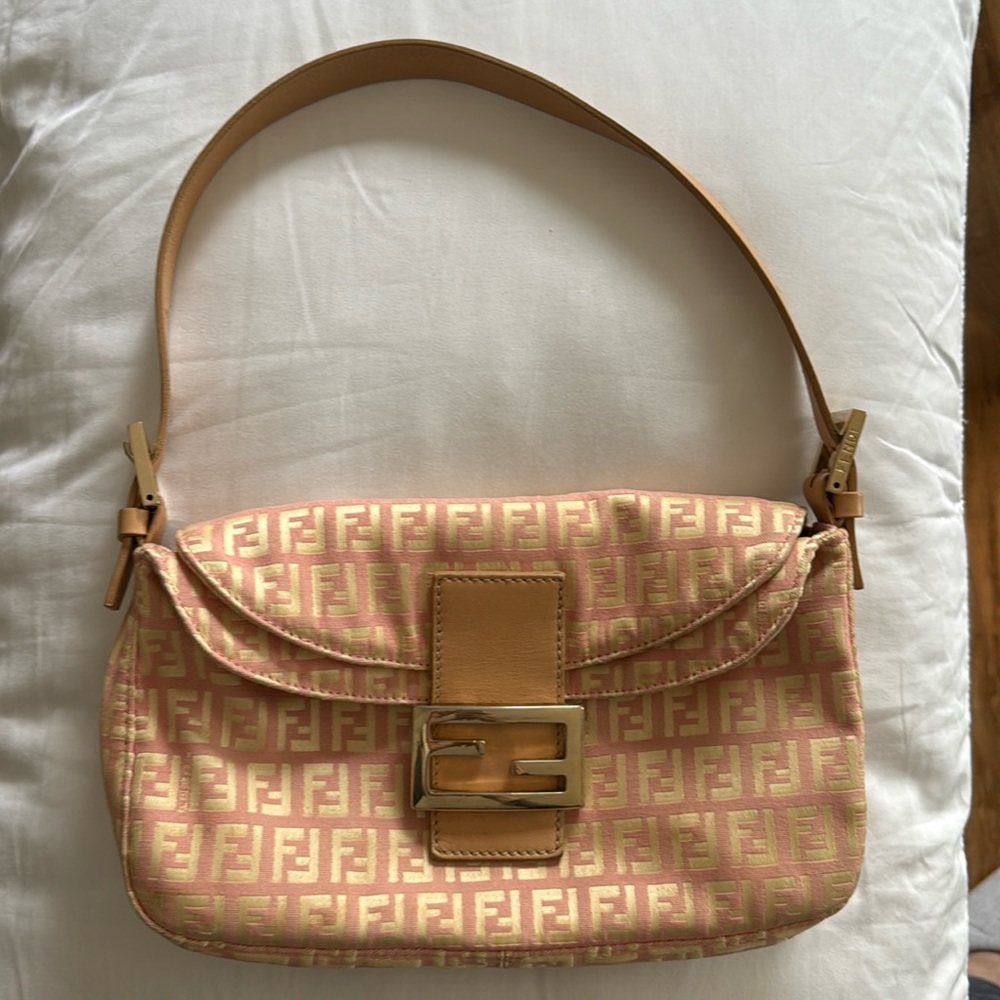 💯 Auth Fendi bag